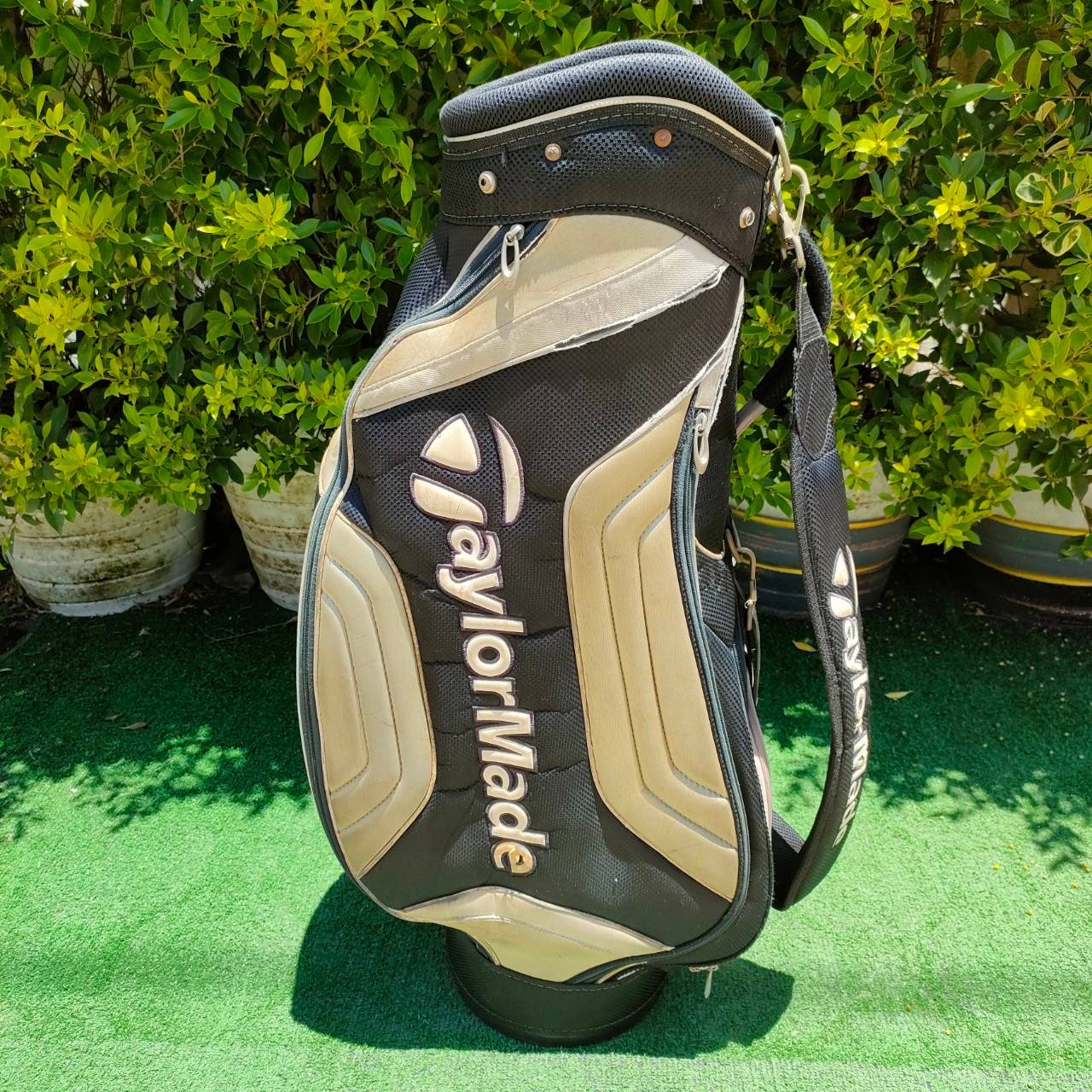 ถุงกอล์ฟ TAYLORMADE มือสอง * มีตำหนิเล็กน้อยตามรูปมองไกลๆ ไม่ค่อยเห็น * *** และ แป๊ก COVER หลุด 1 จุด *** ไม้กอล์ฟมือสอง ของแท้ BY NakaraLuxurious