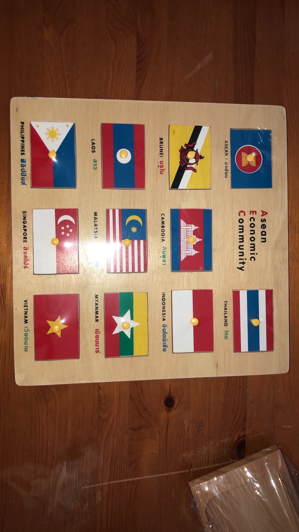 ภาพตัดต่อ ธงอาเซียน กระดานหมุดธงอาเซียน , ของเล่นไม้, ของเล่นเสริมพัฒนาการ, ของเล่นเด็กอนุบาล, สื่อการสอนเด็กอนุบาล