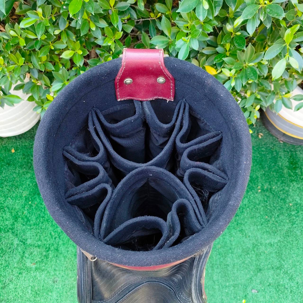 ถุงกอล์ฟหนังแท้มือสอง มีลอยลอกหลายจุด คลาสสิคครับ