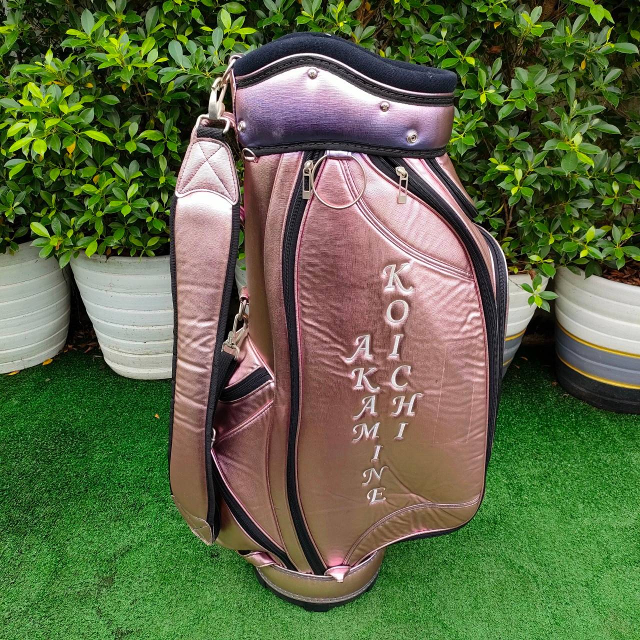 ถุงกอล์ฟ KOICHI AKAMINE มือสอง ถุงสวยมาก วัสดุดีมาก นุ่ม ใบใหญ่ ใส่ไม้ได้ครบเลยครับ