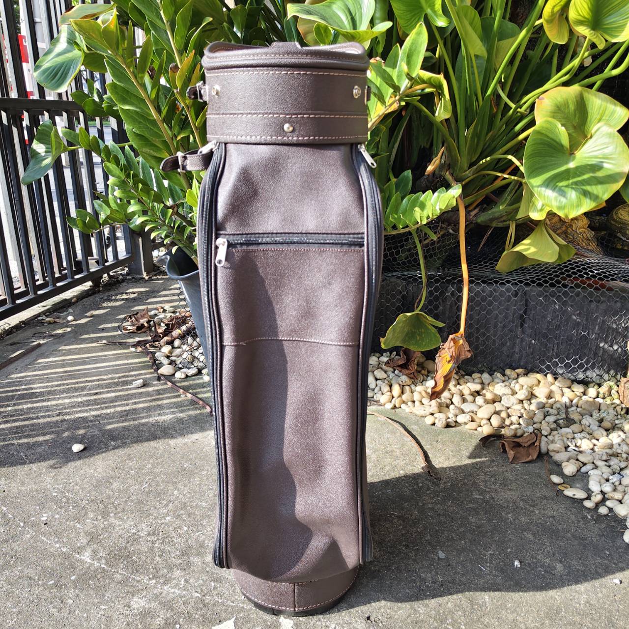 ถุงกอล์ฟ CUSTOM NOLOGO มือสอง ออกแบบสวยระหว่างผ้า กับหนังแก้ว สภาพโดยรวมดีมาก COVER มีรอยนิดหน่อย