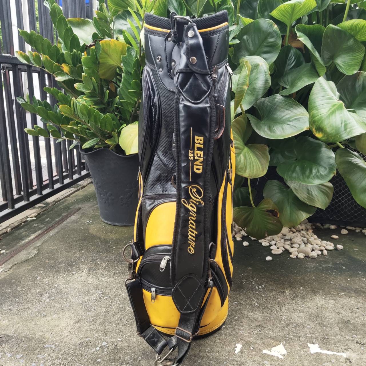 ถุงกอล์ฟ BLEND มือสอง ** ซิป COVER แตก และสภาพ ของ COVER ไม่ดีแล้วนะคะ **