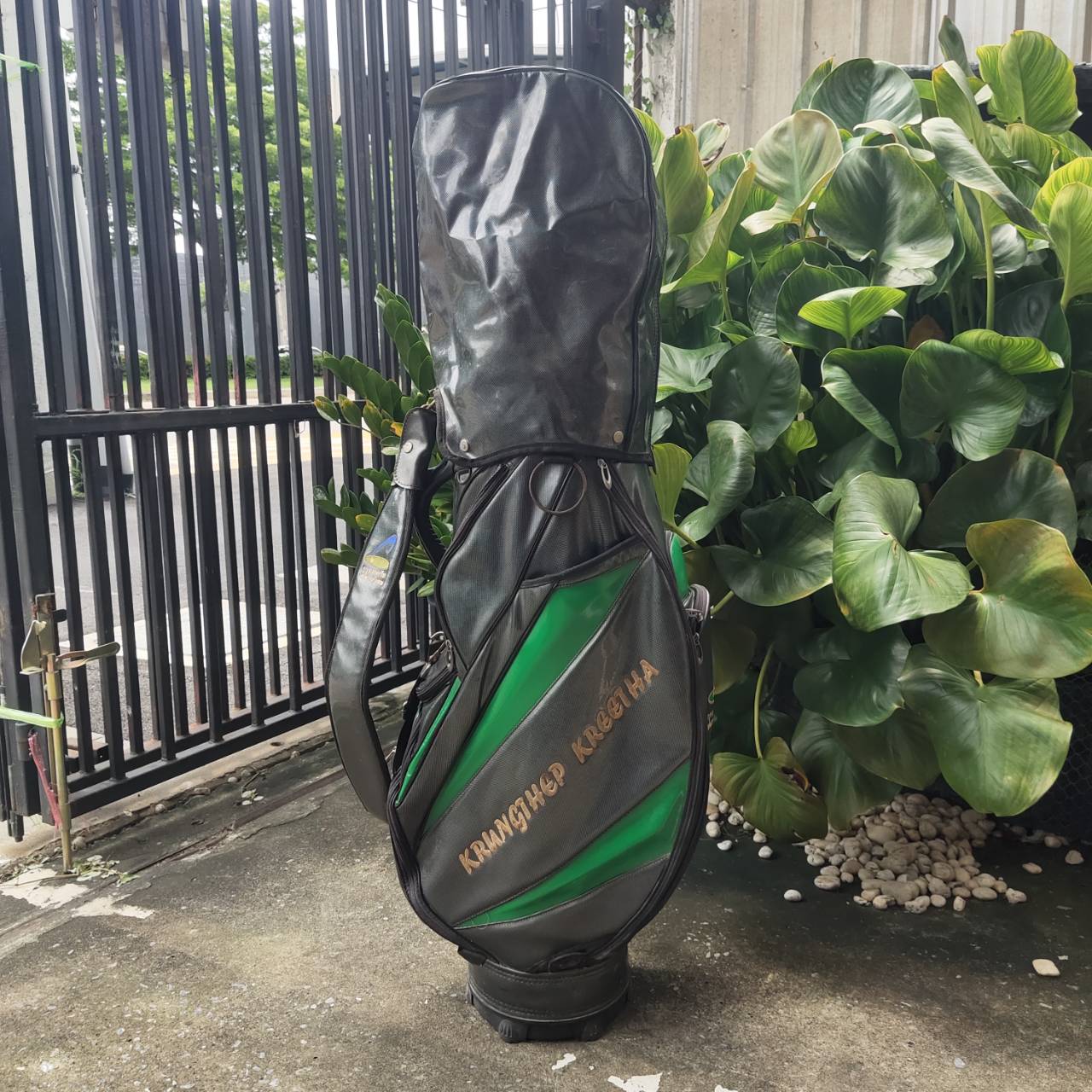 ถุงกอล์ฟ กรุงเทพกรีฑา มือสอง ** เป๊กหลุด 1 จุด ** ถุง TOUR ใบใหญ่ หนังแก้วอย่างดี ใส่ของครบมาก
