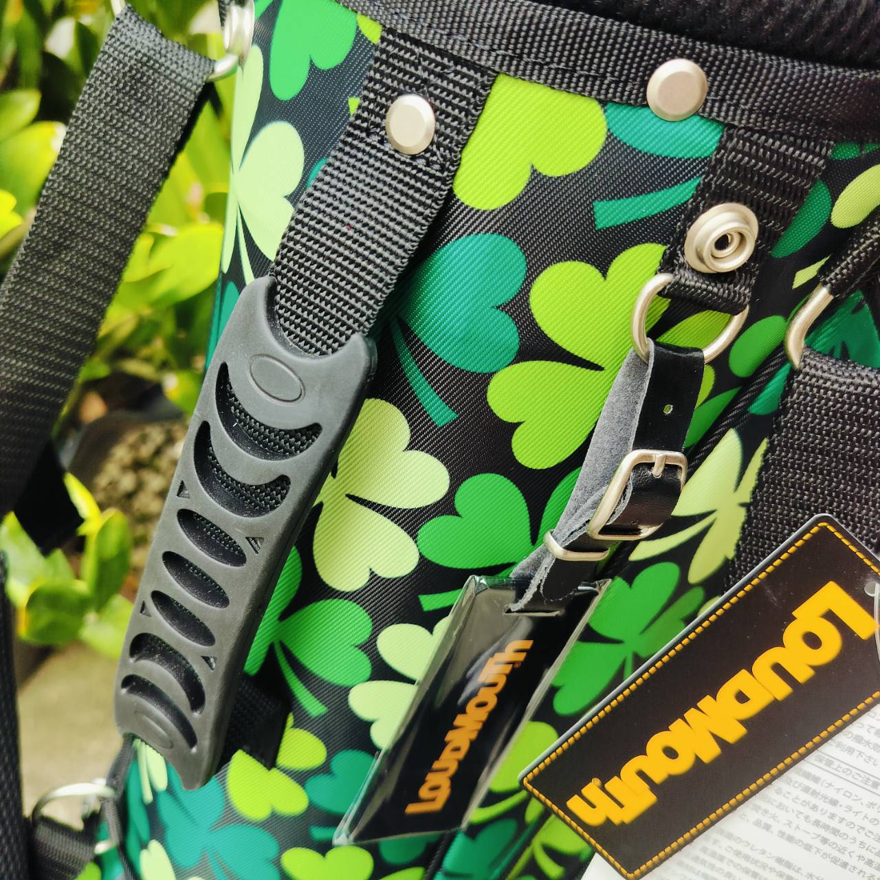 🔥ลดล้างสต๊อค🔥 ถุงกอล์ฟ LOUDMOUTH LM-CB0010 ของใหม่มือหนึ่ง ของแท้ลดพิเศษแบบสุดๆ น้ำหนักเบามาก ใส่ไม้กอล์ฟได้เยอะมาก COVER เป็นแบบใหญ่ ใส่หัวไม้สบาย ขาตั้งแข็งแรงมาก สวยโดดเด่นที่สุดในสนาม!!!