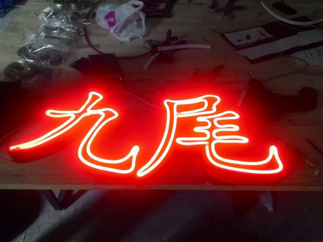 ป้ายไฟนีออน LED อะคริลิคใสรองหลัง