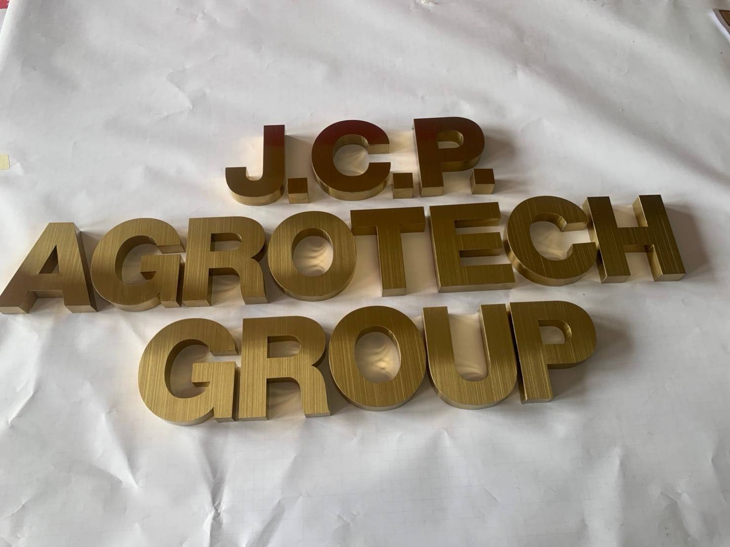 อักษรสแตนเลสหน้าทองแฮร์ไลน์ ยกขอบ 2cm (กั้นหลัง)