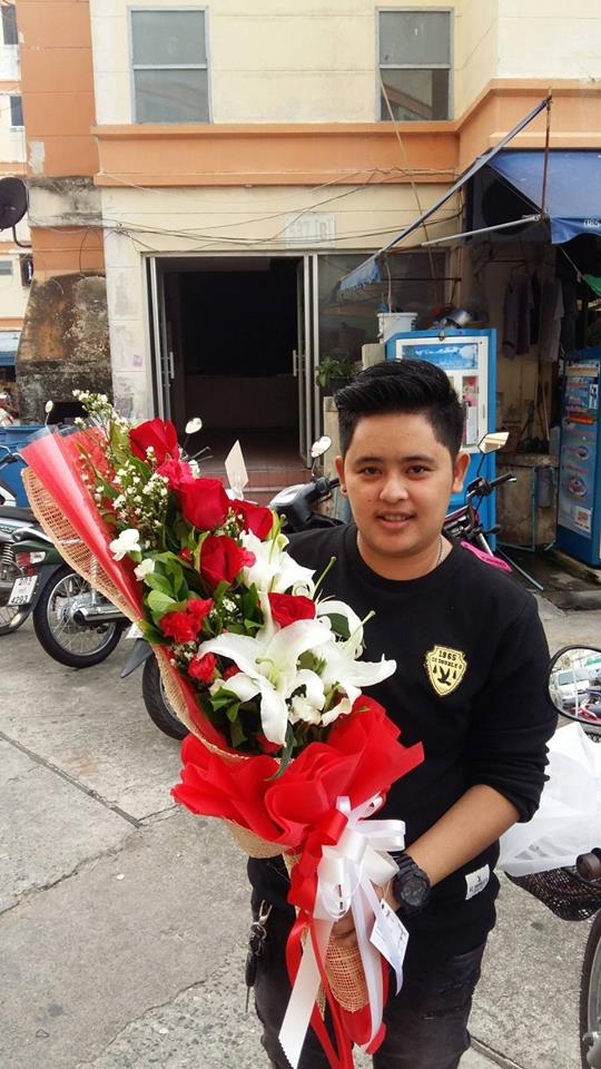 FV-009 ช่อกุหลาบแดงนอก + ลิลลี่สีขาว...แต่งช่อโทนแดง