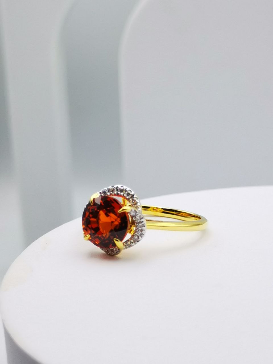 แหวนทองฝังเพชร พร้อมกับการออกแบบที่ทันสมัยชูพลอย