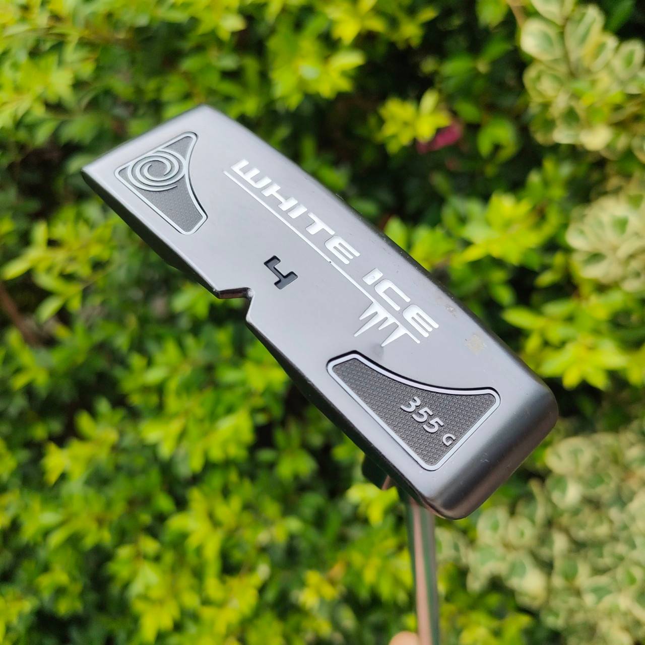 PUTTER ODYSSEY WHITE ICE 4 355 ความยาว 33 นื้ว ก้าน ODYSSEY สภาพสวยงามเดิมๆ พัตต์ดีมาก ถ่วงน้ำหนักบล๊านซ์ทั้งสองข้าง เป็นรุ่นที่น่าเล่นที่สุด ด้านหลังยื่นเล็กน้อย ทำให้ HIGH M.O.I. ชดเชยได้สูงขึ้น พัตต์ได้ตรง แม่นยำ เล็งง่ายมาก *** กริพมีลอกติดมือ เก็บไว้