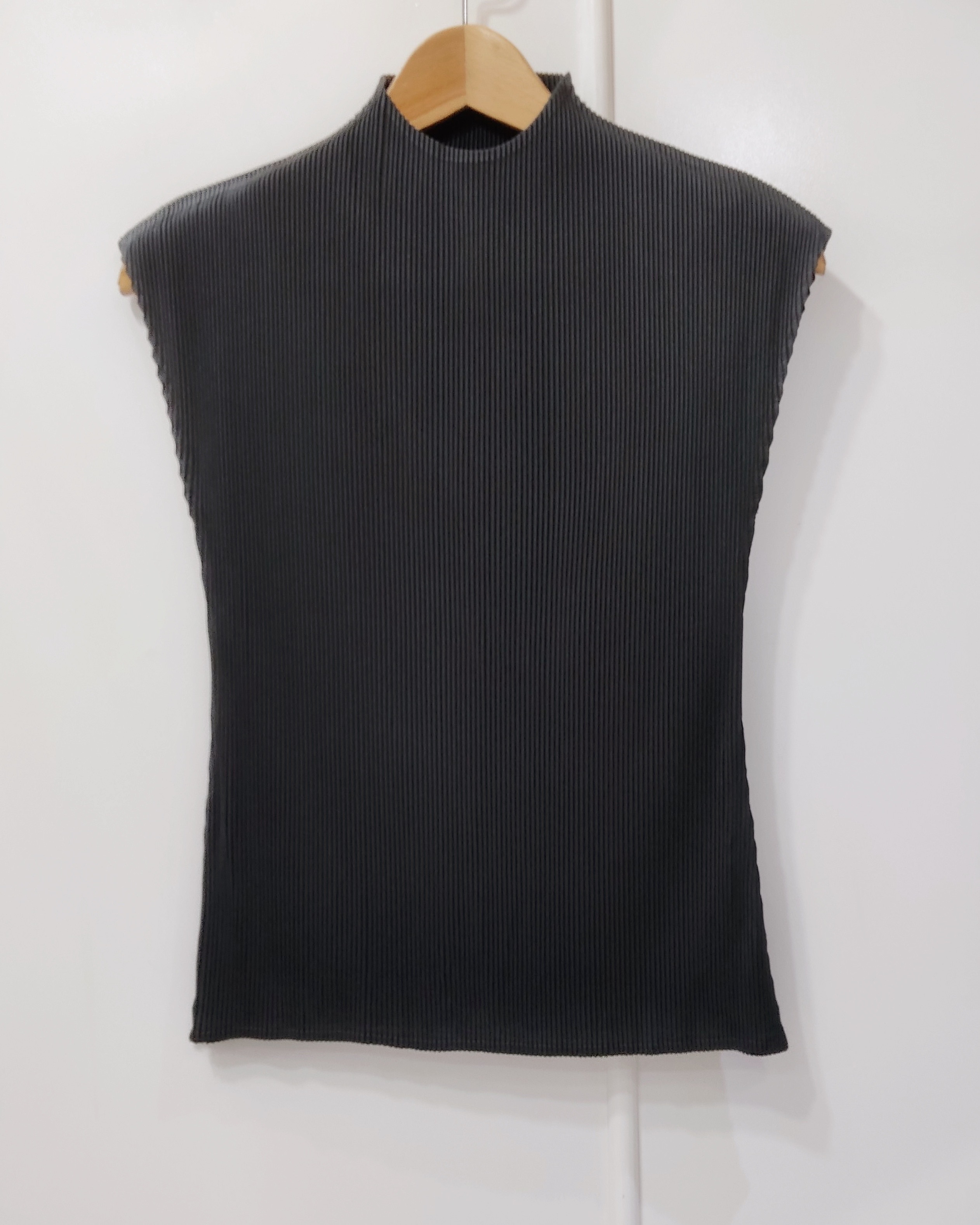 2MUAY รุ่น GM13010 / GM7023 HIGH NECK CAP SLEEVE PLEATED SET สีดำ FREE SIZE