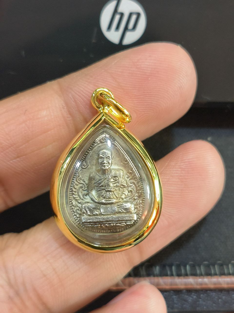 งานกรอบพระเลี่ยมทอง งานทำมือความสวยงามจึงออกมาโดดเด่นเป็นไม่น้อย