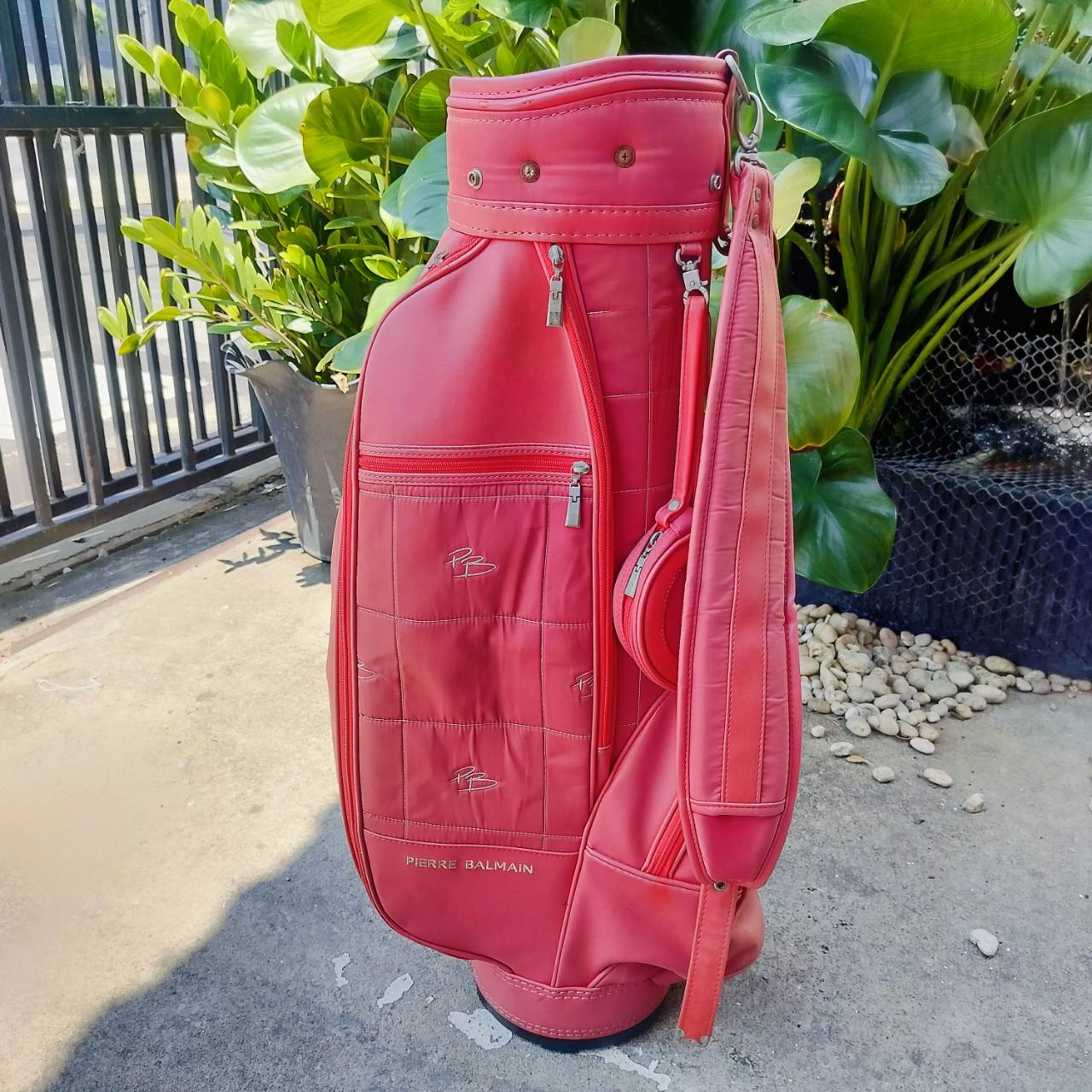 ถุงกอล์ฟ Pierre Balmain ( ปิแอร์ บัลแมง ) แบรนด์แฟชั่นระดับโลก จากฝรั่งเศษ PARIS ราคามือหนึ่งแพงมากๆ ถุงนี้มือสองค่ะ ลดหนักมาก!!!