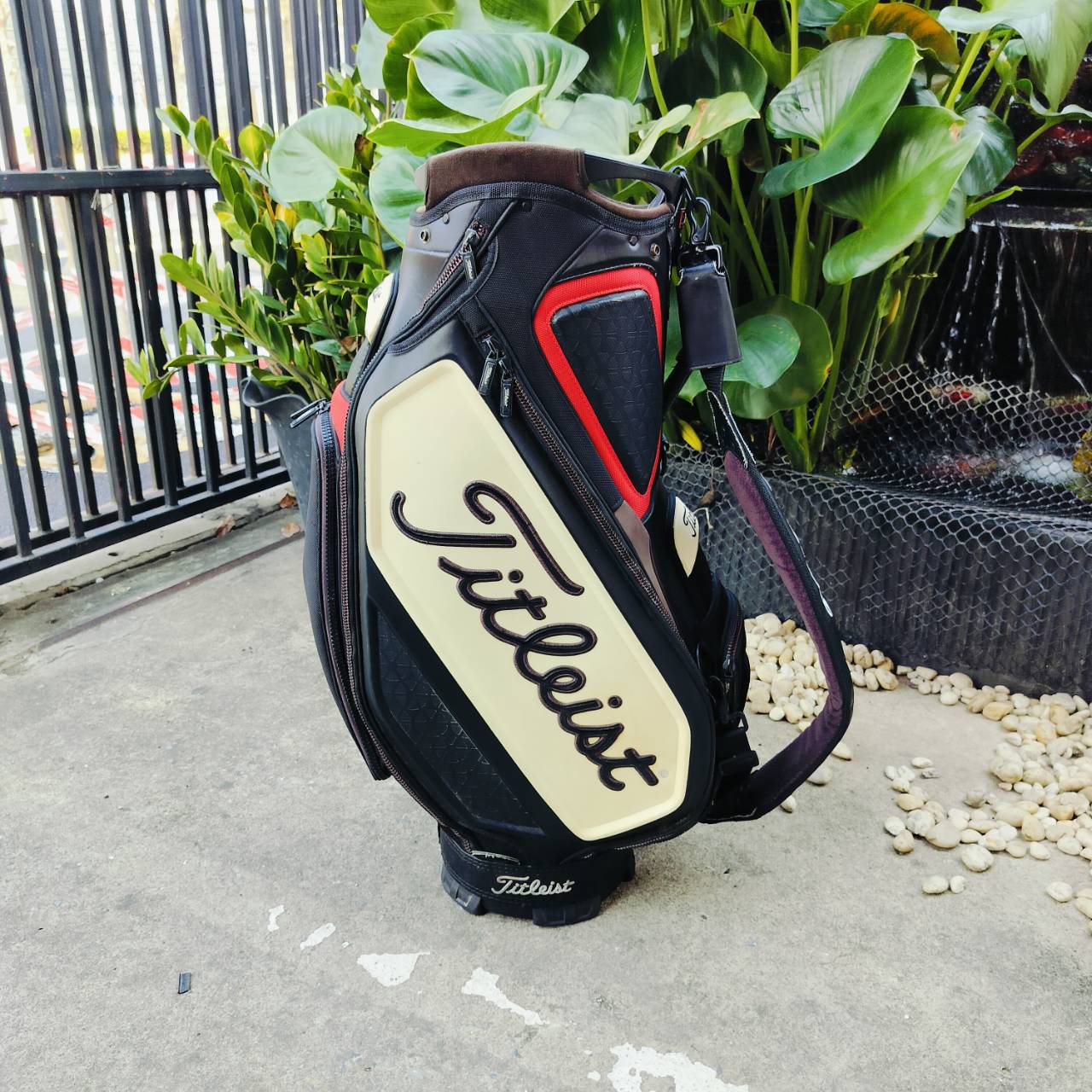 ถุงกอล์ฟ Titleist Titleist Tour Staff Bag มือสอง ของแท้!!! ของใหม่เกือบ 2 หมื่น!!!