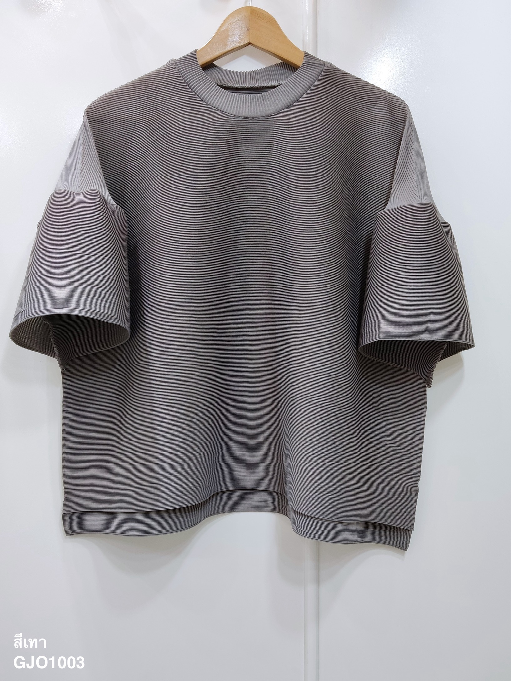 2MUAY รุ่น GJO1003 เสื้อพลีทคุณภาพ BELL SLEEVE PLEATED TOP สีดำ FREE SIZE