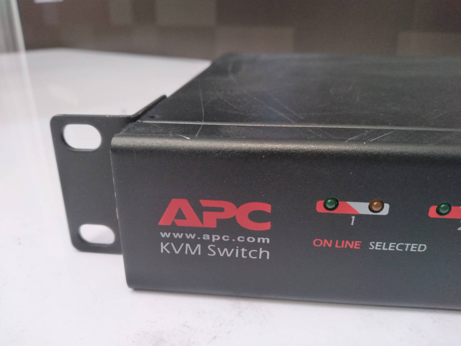 APC (AP5201) 8-Port KVM switch PS/2 stackable