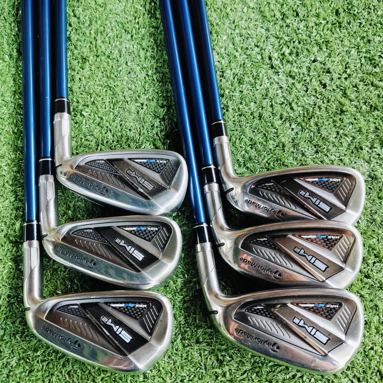 ชุดเหล็ก Taylormade SIM2 MAX ก้าน TENSEI BLUE FLEX R ก้านตัวนี้แพงที่สุดค่ะ ถ้าก้านตัวนี้ ของใหม่อยู่ที่ 43,900 บาทเลยค่ะ มีเหล็ก 5 6 7 8 9 PW . TaylorMade SIM2 Max Irons เหมาะสำหรับนักกอล์ฟที่ต้องการไม้ที่ตีง่าย ชดเชยความผิดพลาดสูง ให้ความรู้สึกนุ่มนวลใน
