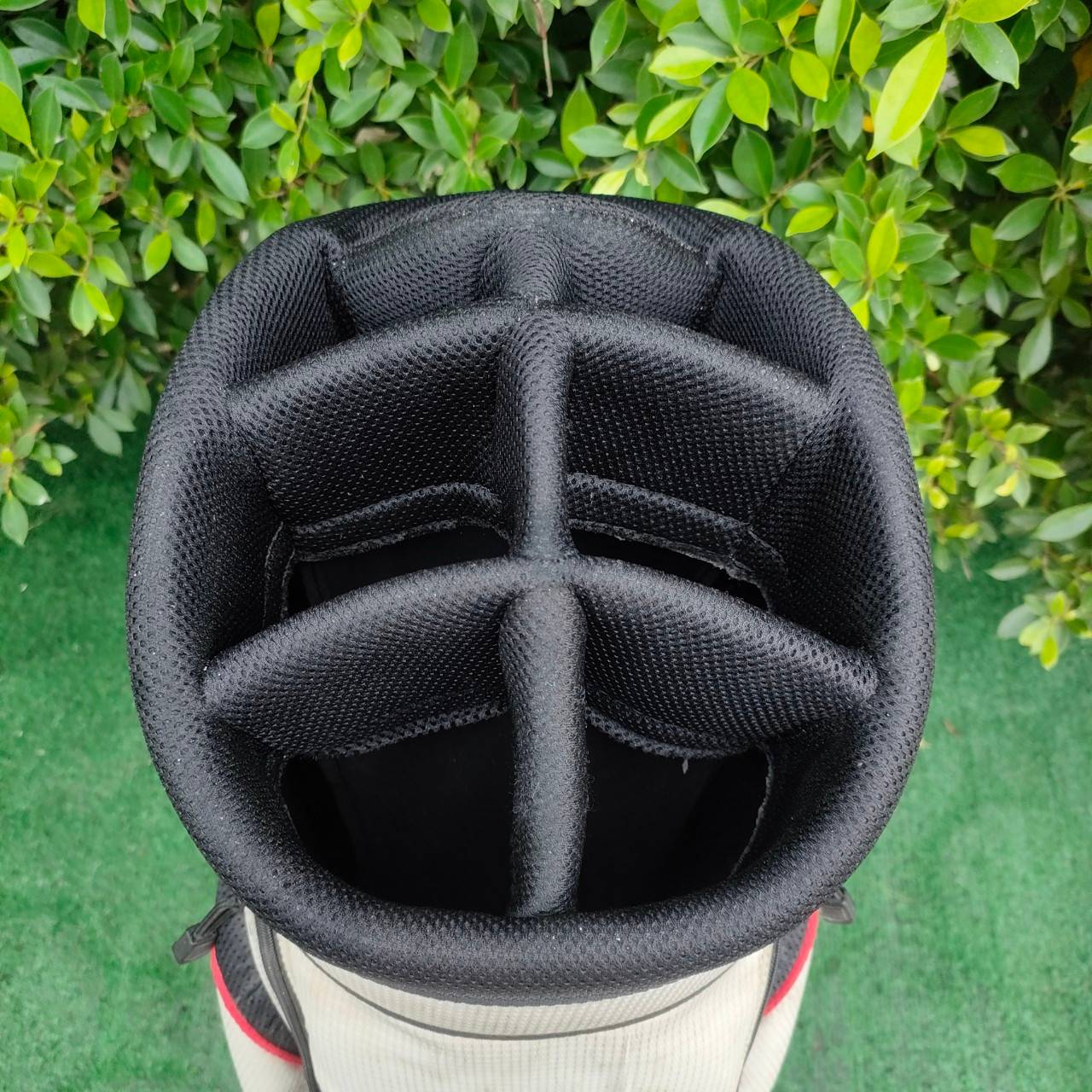 ถุงกอล์ฟ CALLAWAY ของแท้ มือสอง **สีซีดเล็กน้อย** กันน้ำ น้ำหนักเบามาก!! สภาพพร้อมใช้งาน ซิปดี ปากถุงสวย!!! มือสอง ของแท้ BY NakaraLuxurious