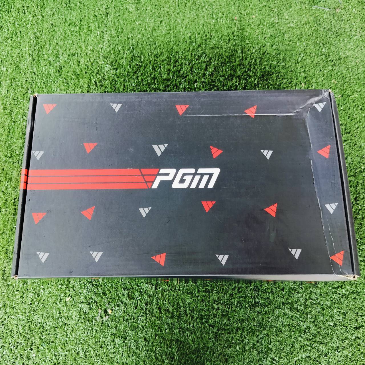 *** ลดล้างสต๊อค *** รองเท้ากอล์ฟ PGM XZ291 ของใหม่มือหนึ่ง ระบบผูกเชือก Auto Lacing System ที่กำลังเป็นที่นิยมอย่างสูงสุดในขณะนี้ กันน้ำเข้า 100 % น้ำหนัก เบาสบาย รองรับแรงกระแทกได้ดี Size : 42 รองเท้ากอล์ฟมือหนึ่ง ของแท้ By NakaraLuxurious