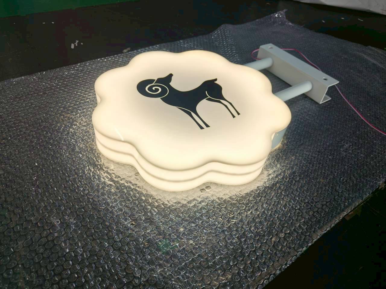 ป้ายกล่องไฟอะคริลิคแสงออกรอบตัว