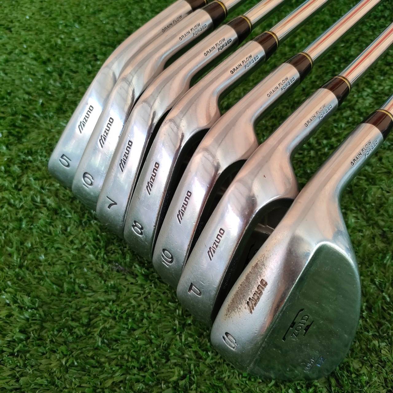 ชุดเหล็ก MIZUNO T- ZOID COMP EZ POWER BLADE มีเหล็ก 5-9 เเละ PW SW ก้าน RIFLE FCM 6.0 เป็นเหล็ก GRAIN FLOW FORGED พรีเมี่ยมญี่ปุ่น ก้านก็ดีมากๆ เป็นไรเฟิล ไม่มีปล้องลดการสั่น ใบคมแต่มี Cavity ตีง่าย มันส์ สำคัญ ราคาแบบคุ้มจัดๆ