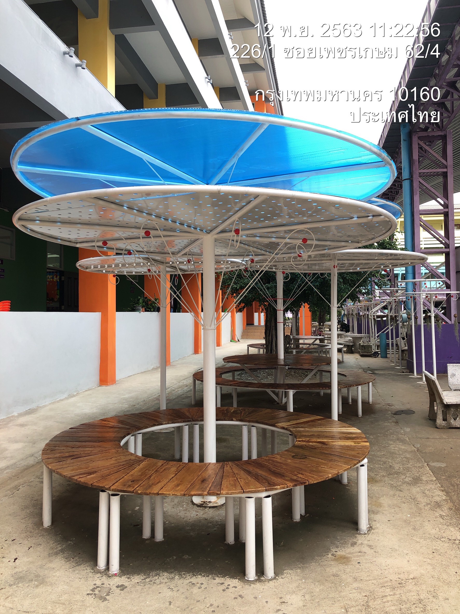 ราชวินิตประถม(บางแค)ทำเวที,ประตู,ที่นั่ง,สนามเด็กเล่น