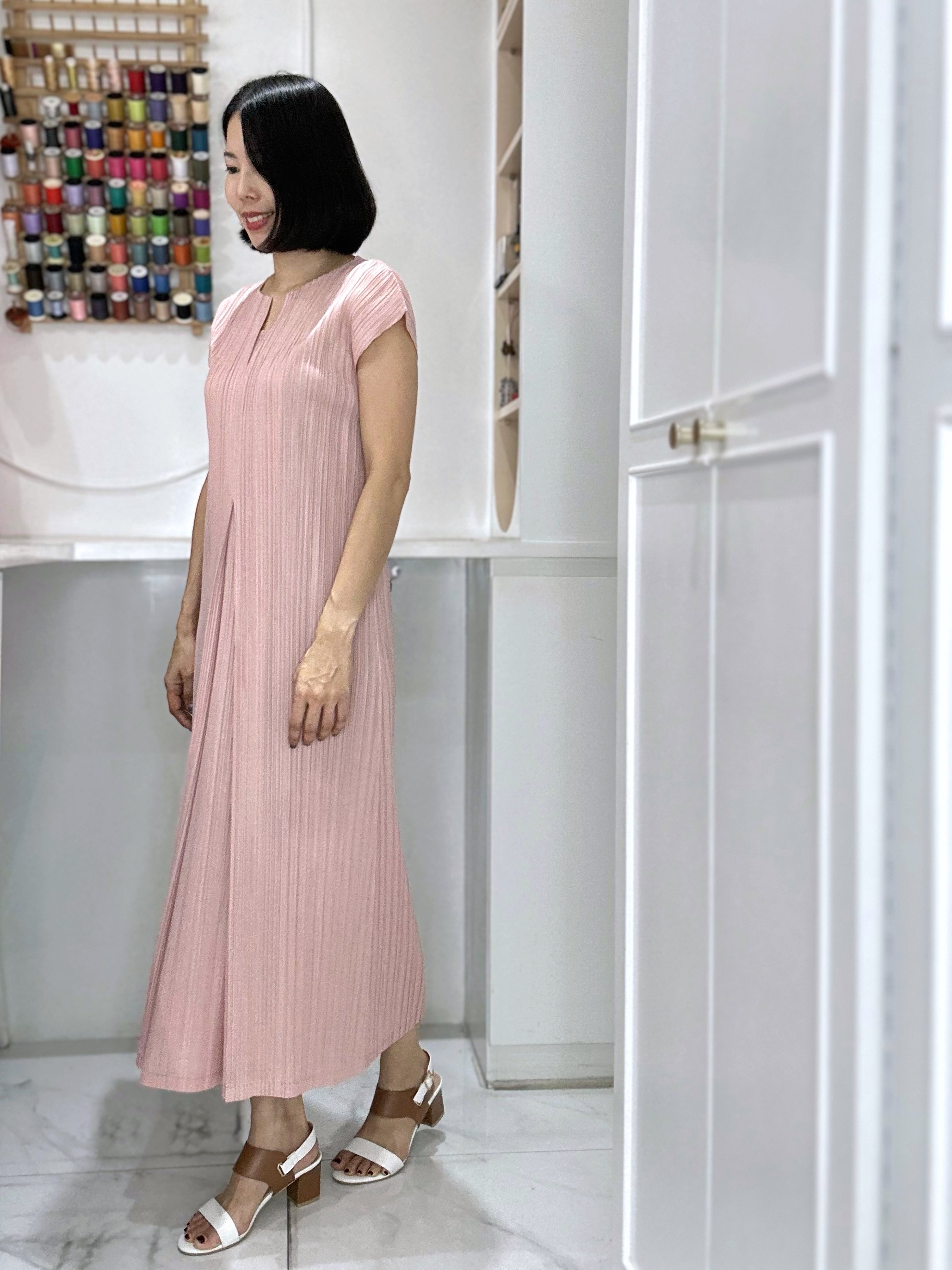 2MUAY รุ่น GJO1530 เดรสพลีทคุณภาพ OPEN NECK CAP SLEEVE PLEATED DRESS 10 สี FREE SIZE