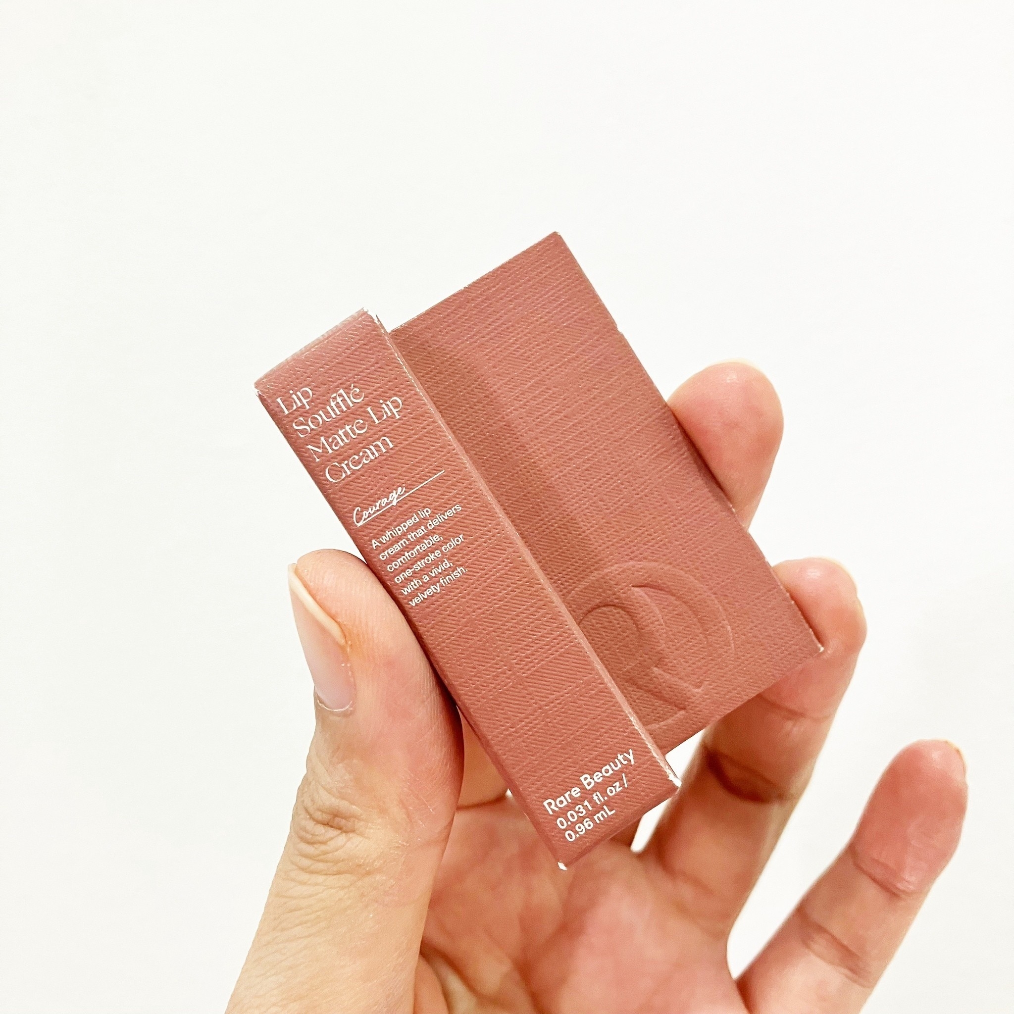 RARE BEAUTY Lip Souffle Matte Lip Cream ขนาดทดลอง 0.96ml Courage ลิปครีมเนื้อบางเบาแบบวิป