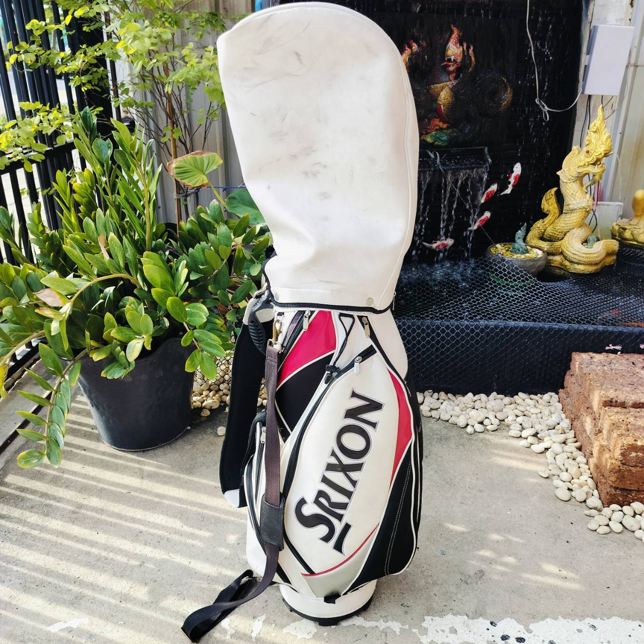ถุงกอล์ฟ SRIXON TOUR ลายเท่มากๆค่ะ สภาพเดิมๆ ที่ COVER มีลอยดำๆ นอกนั้นสวยมากๆค่ะ น่าใช้มาก ถุงกอล์ฟพรีเมี่ยมมือสอง ของแท้ By NakaraLuxuriious