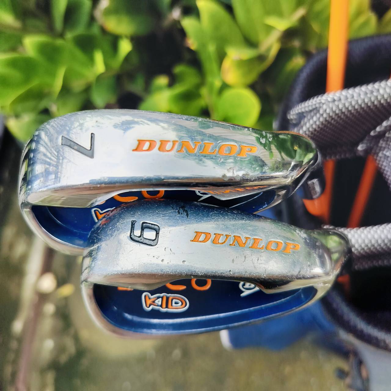 ไม้กอล์ฟครบชุดสำหรับเด็ก DUNLOP LOCO KID เหล็ก 7 ยาว 34 นิ้ว พร้อมถุงกอล์ฟขาตั้ง เล่นได้ครบทุกระยะของเด็ก สภาพสวยระดับนางฟ้า ถุงกอล์ฟมีสายสะพายเป้ด้วย สำหรับแข่งขันกอล์ฟเยาชนได้ค่ะ ไม้กอล์ฟพรีเมี่ยมมือสอง ของแท้ By NakaraLuxurious