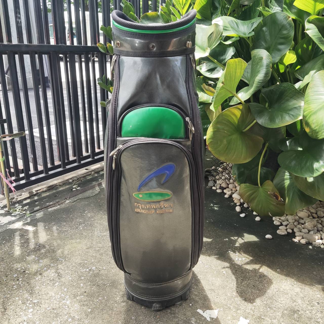 ถุงกอล์ฟ กรุงเทพกรีฑา มือสอง ** เป๊กหลุด 1 จุด ** ถุง TOUR ใบใหญ่ หนังแก้วอย่างดี ใส่ของครบมาก