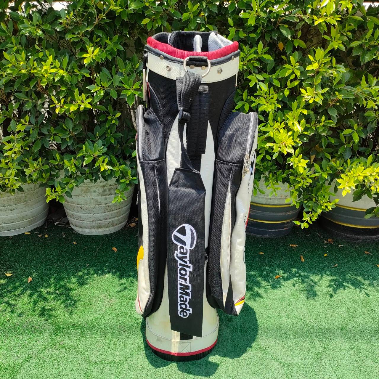 ถุงกอล์ฟ TAYLORMADE มือสอง ถุงของแท้เลยครับ ใบนี้มีลอย ลอก เล็กๆน้อยๆนะครับ