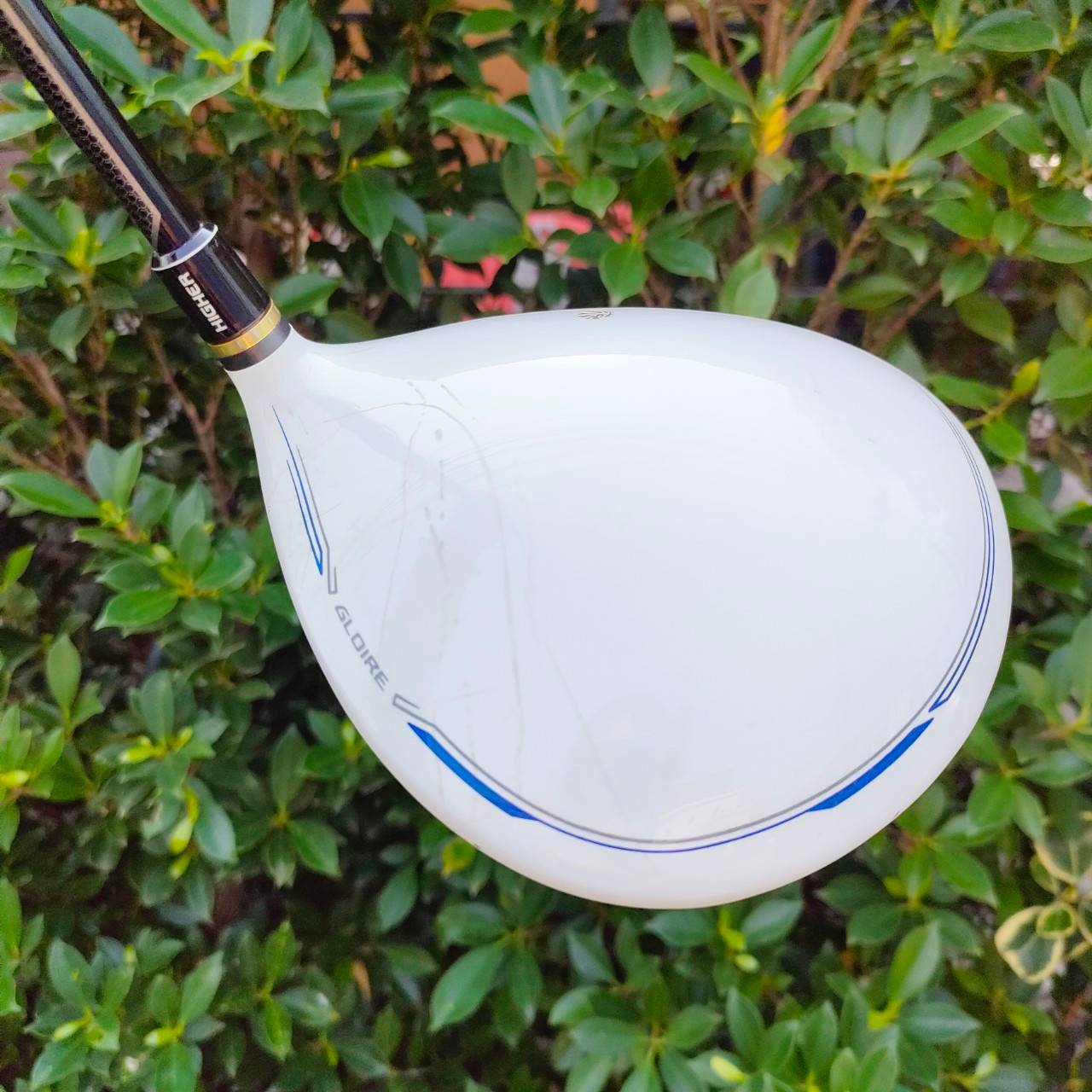 DRIVER TAYLORMADE GLOIRE F เป็นตัวพรีเมี่ยมที่สุดของแบรนด์ Taylormade มีขายเฉพาะที่ญี่ปุ่น ก้านสุดพรีเมี่ยม AAA สีทอง เบามาก น้ำหนักแค่ 50 กรัม กริพ IOMIC FLEX S องศา 10 ก้านแพงมากๆ เบา ตีสบายกว่ารุ่น USA ตีไกลกว่า