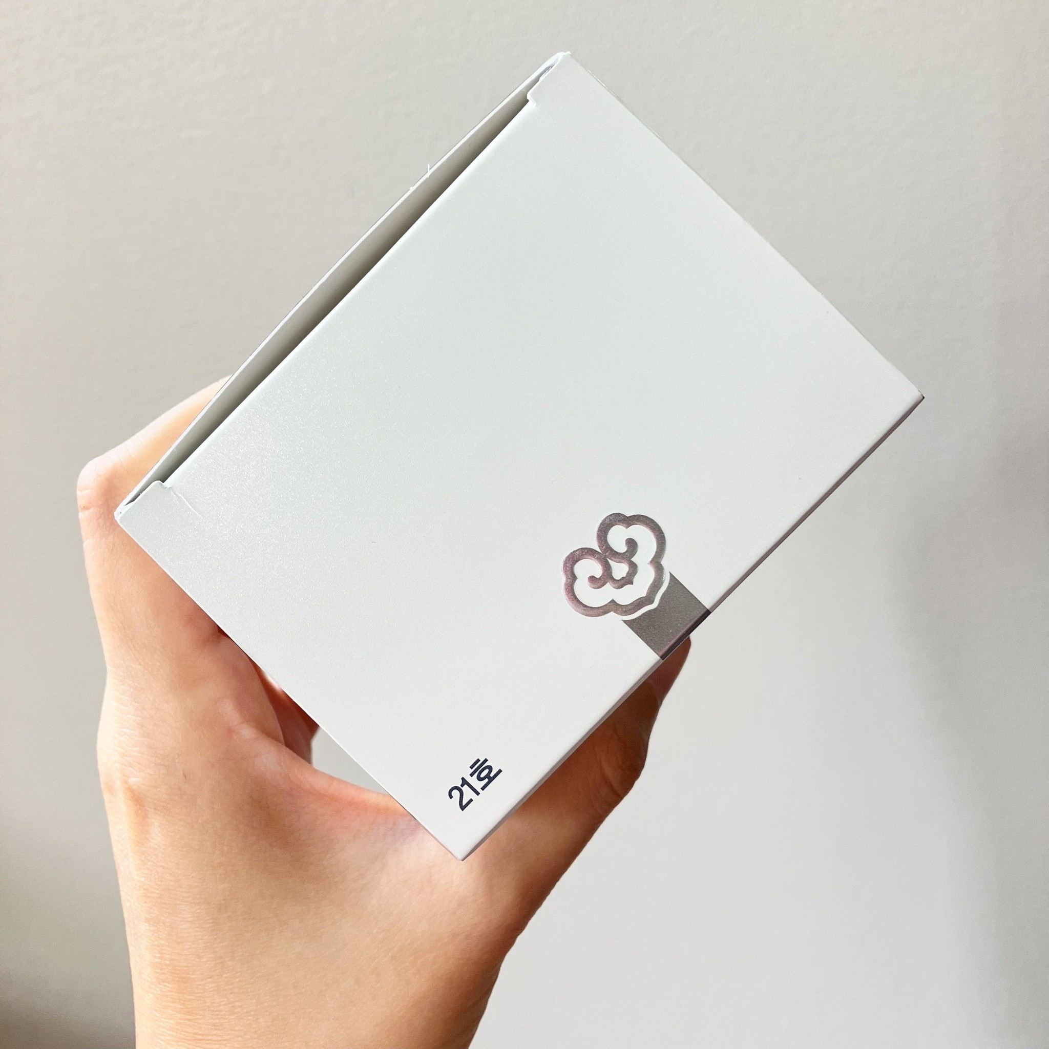 Radiant White Moisture Cushion Foundation SPF50+/PA+++ 13g x 2 (ตลับจริงพร้อมรีฟิล) รองพื้นแบบคุชชั่นสุดหรู