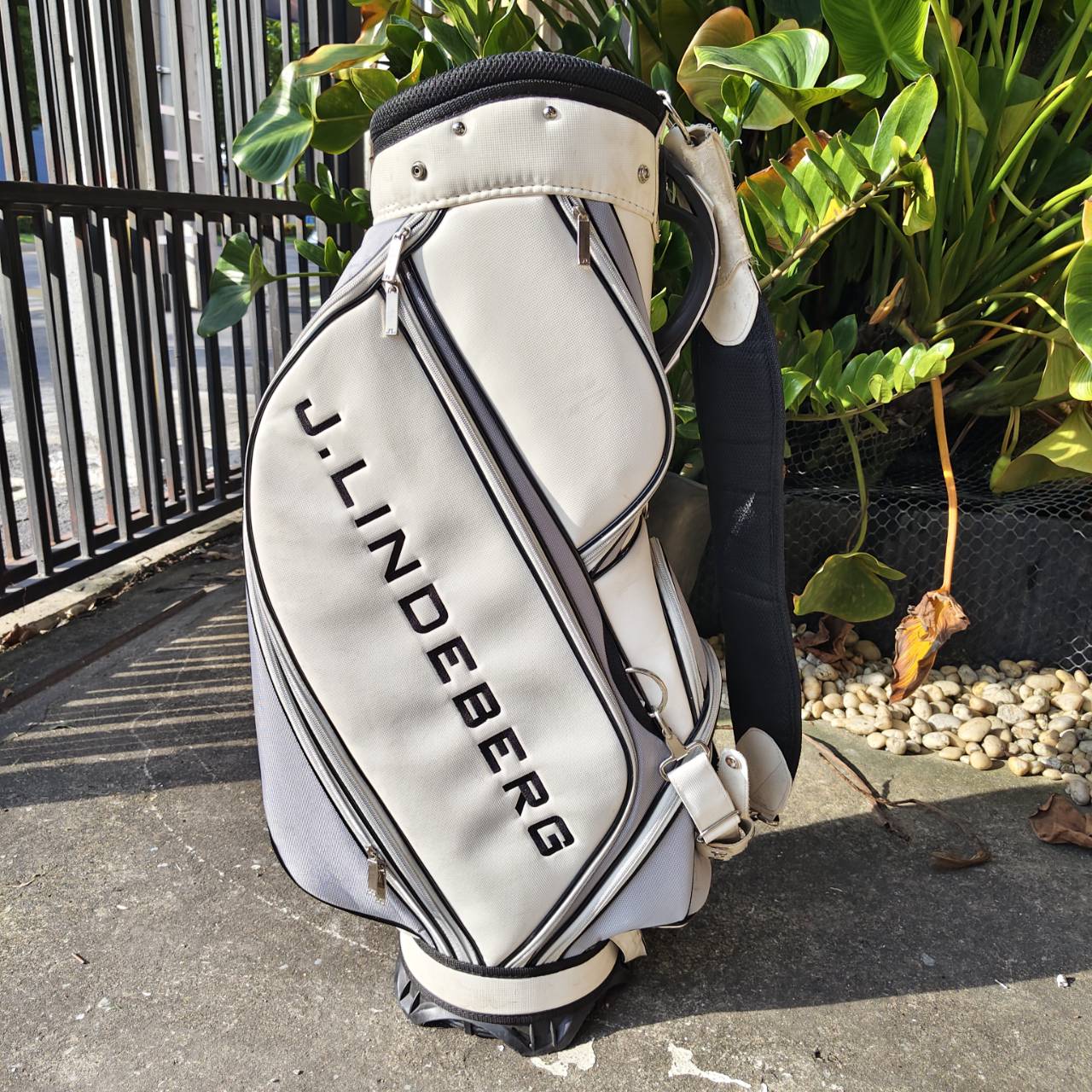 ** ไม่มี COVER ** ถุงกอล์ฟ J.LINDEBERG ถุง TOUR ใบใหญ่ มือสองสภาพพร้อมใช้ ** ไม่มี COVER **