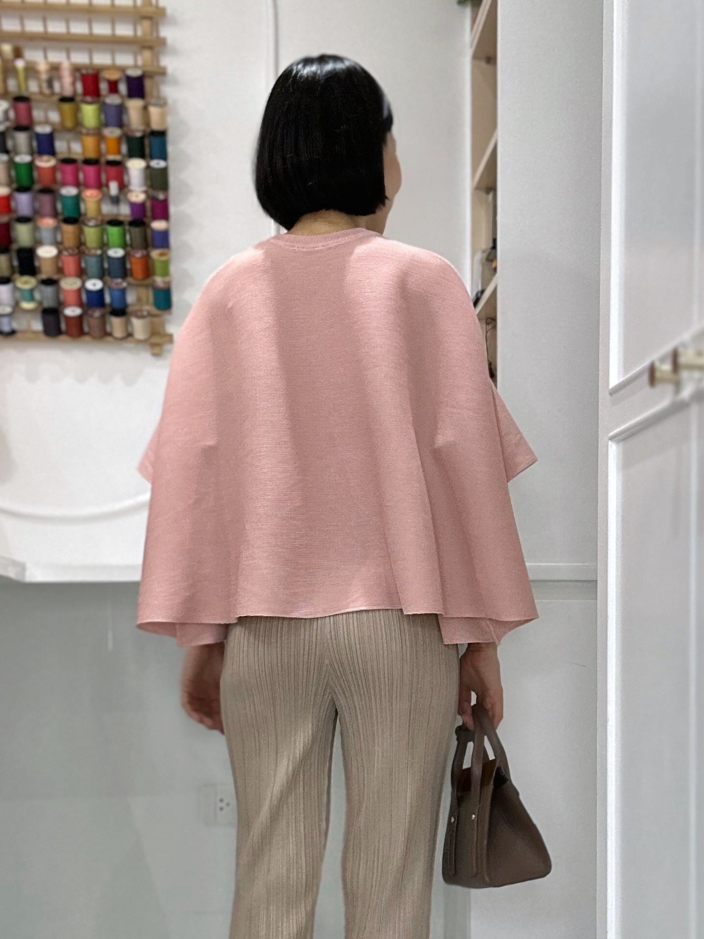 2MUAY รุ่น GJO1289 เสื้อพลีทคุณภาพ OPEN NECK FLARE SLEEVE PLEATED TOP สีดำ FREE SIZE