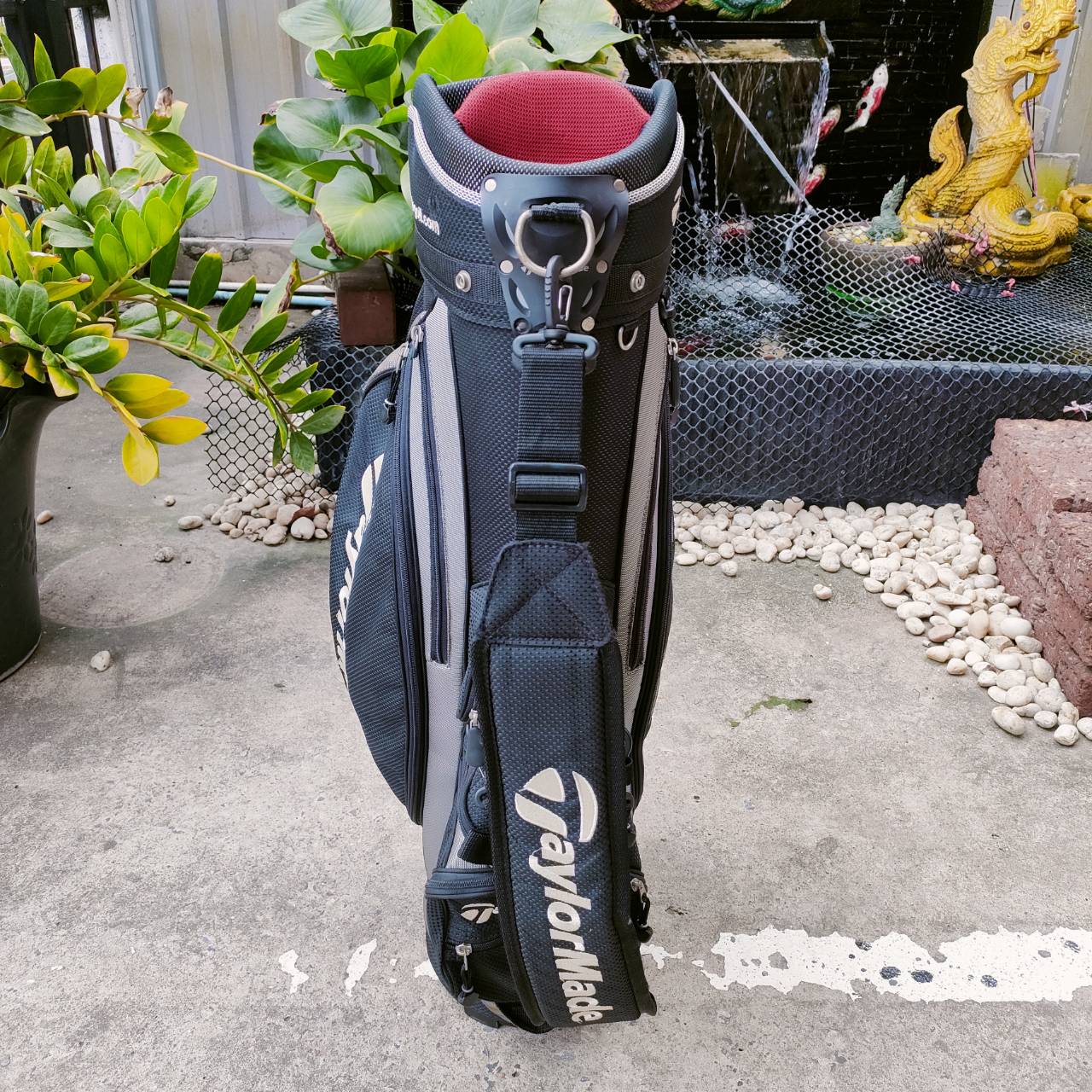 ถุงกอล์ฟ Taylormade RAC ของแท้ มือสอง สภาพสวยเดิม ถุงเบา ช่องใส่ดีไซน์ดีมากค่ะ ไม้กอล์ฟพรีเมี่ยมมือสอง ของแท้ By NakaraLuxurious