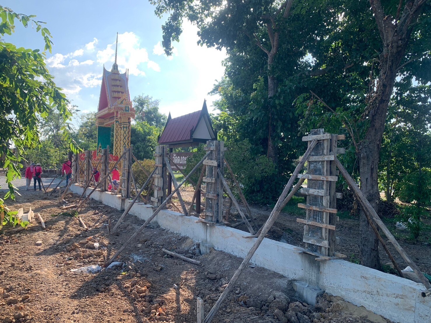 สร้างกำแพงวัดดงกะเชา จ.สุพรรณบุรี