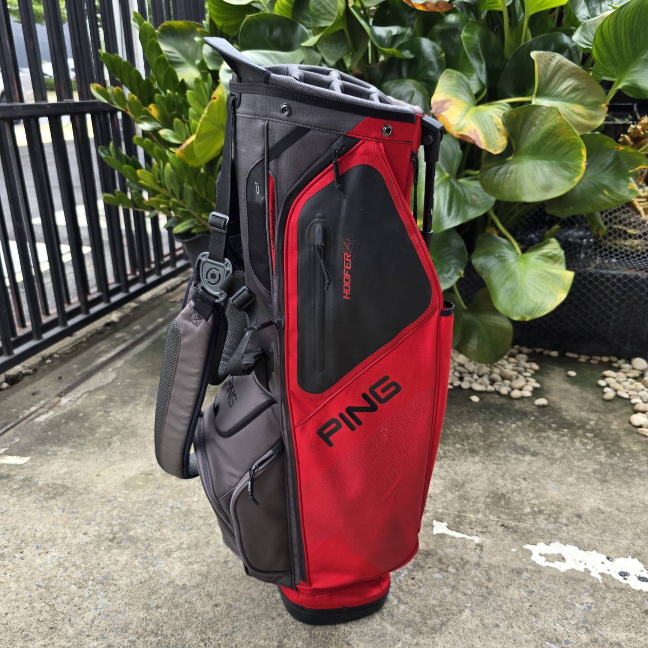 ถุงกอล์ฟ PING HOOFER14 มือสองของแท้ ถุงกอล์ฟแบบ 14 ช่อง เบาเพียง 2.5 กิโลกรัม วัสดุที่ทนทานแข็งแรง มีช่องใส่ของเยอะมาก