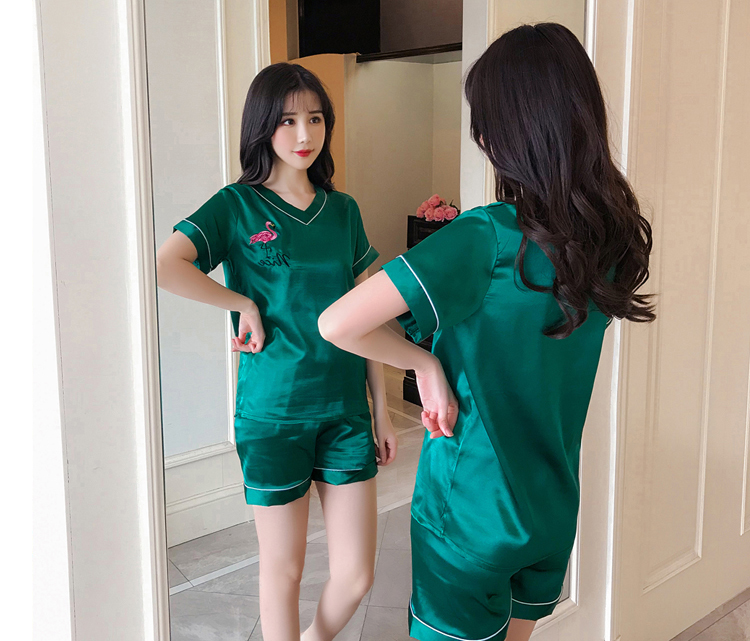 ชุดนอนผ้าซาติน คอวี แขน-ขาสั้น