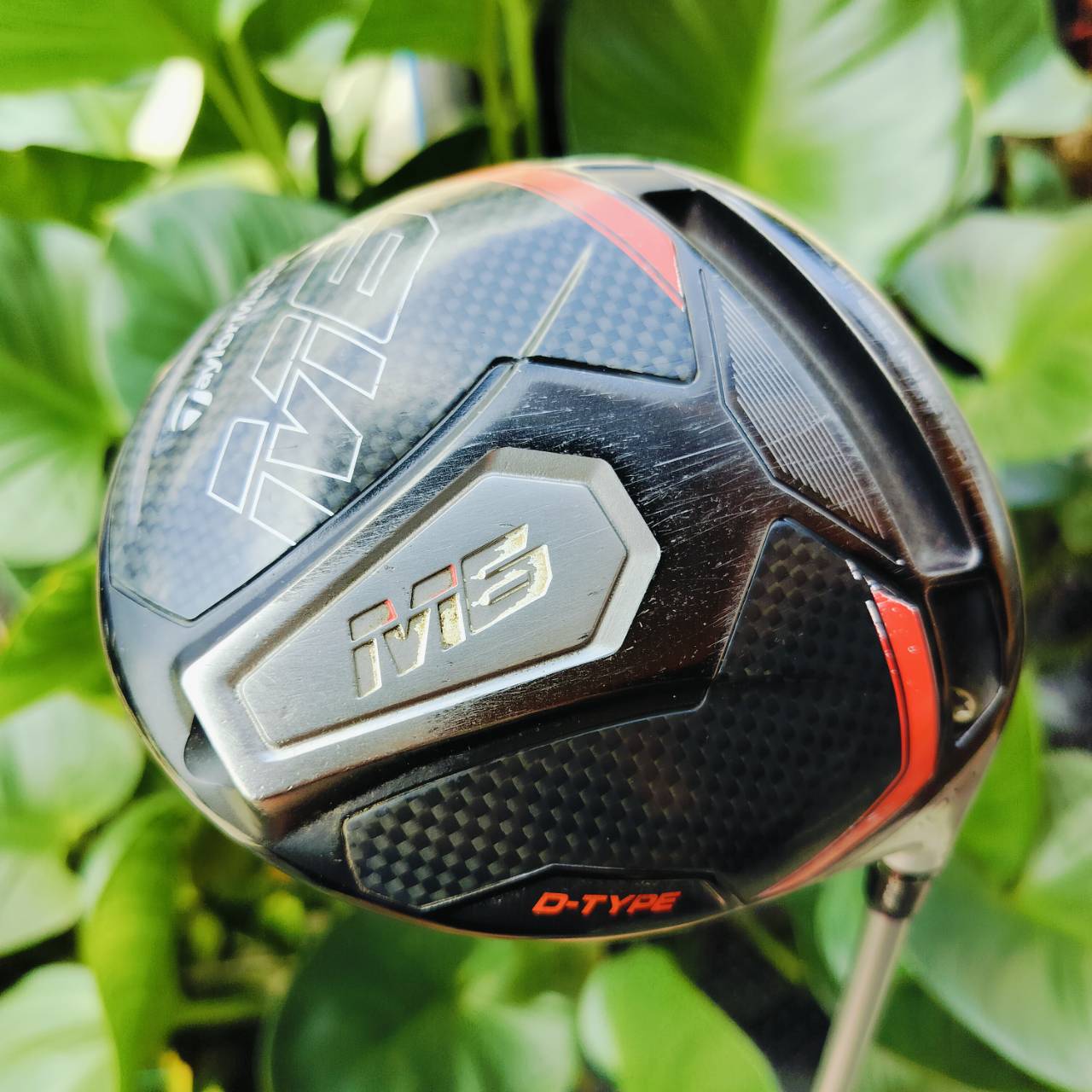 Driver Taylormade M6 องศา 10.5 ก้าน FUBUKI TM5 FLEX SR . เทคโนโลยีการออกแบบหน้าไม้ที่ช่วยชดเชยความผิดพลาด แก้ไขลูกฮุกจากการที่ตีโดนขอบบนใกล้ปลายไม้ โดยเพิ่มองศาขึ้นและหน้าไม้เปิดตรงบริเวณดังกล่าวทำให้ลูกพุ่งตรงขึ้นกว่าเดิม ไม้กอล์ฟพรีเมี่ยมมือสอง ของแท้ B