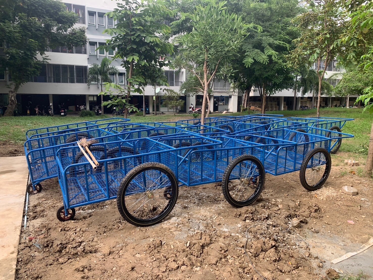 ม.ศิลปากร งานก่อสร้างจุดทิ้งขยะ