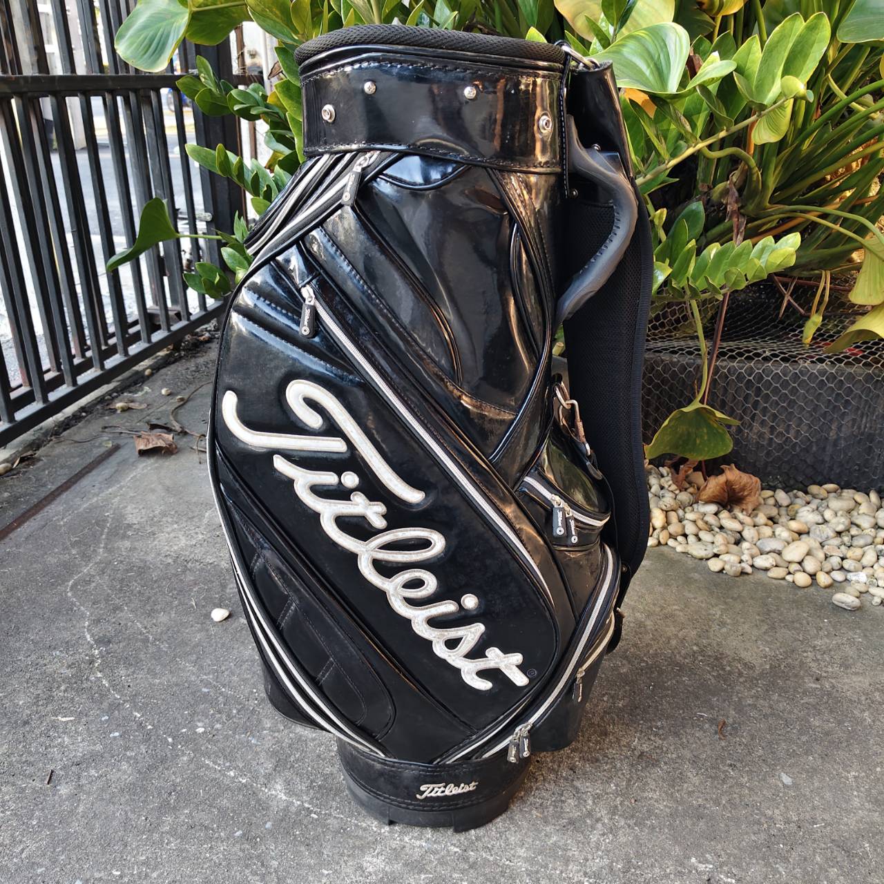 ถุงกอล์ฟ Titleist มือสอง ถุงหนังแก้ว วัสดุแข็งแรง ถุง TOUR ใบใหญ่ ใส่ของได้จุกๆ ตำหนิต่างๆตามในรูป