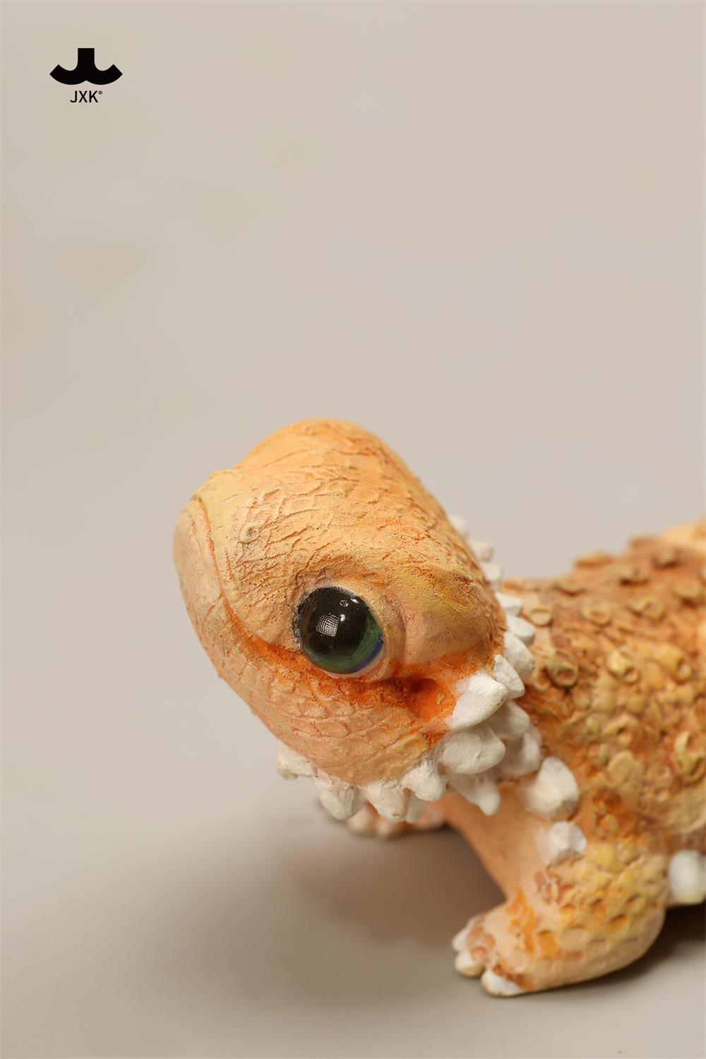 [สั่งจอง]JXK R2502 Global Artists Series : Pogona vitticeps (Roshia Ilumi Forest)