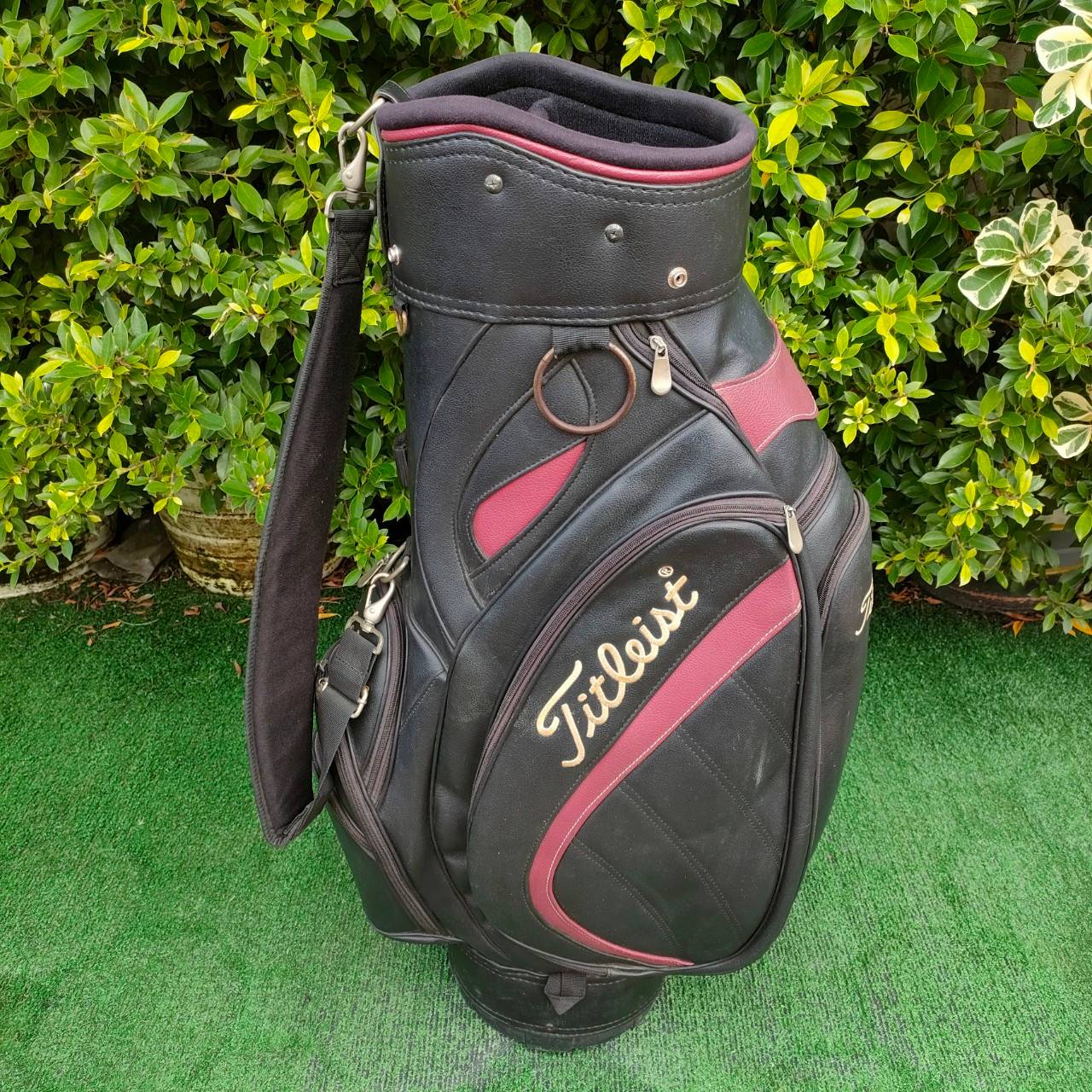 ถุงกอล์ฟ TITLEIST มือสอง **ถุงกอล์ฟมีตำหนิชิฟรูดไม่ได้ 1 จุด เเละที่จับถุงขาด**โปรดสังเกตตำหนิให้ดีก่อนซื้อ** มือสอง ของแท้ BY NakaraLuxurious