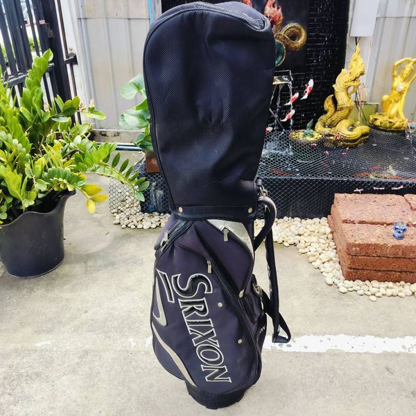 ถุงกอล์ฟ SRIXON มือสอง ของแท้ มีลอกตรงขอบที่เป็นหนัง นอกนั้นสภาพสวยเดิมค่ะ ถุงกอล์ฟพรีเมี่ยมมือสอง ของแท้ By NakaraLuxurious