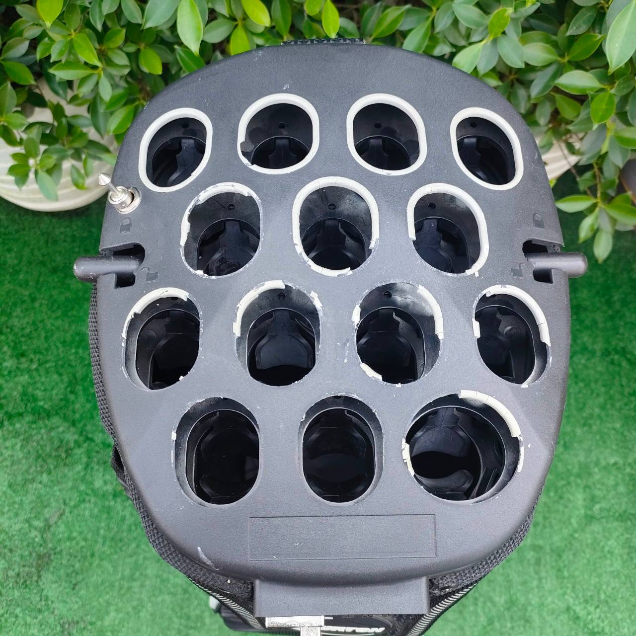 ❤️🔥❤️🔥❤️🔥ลดล้างสต๊อค❤️🔥❤️🔥❤️🔥 ** ถุงกอล์ฟ ของใหม่มือหนึ่ง ตำหนิ ทีช่องเสียบไม้กอล์ฟ มีภาพให้ชมครับ *** . ถุงกอล์ฟ BURTON Club - Lok