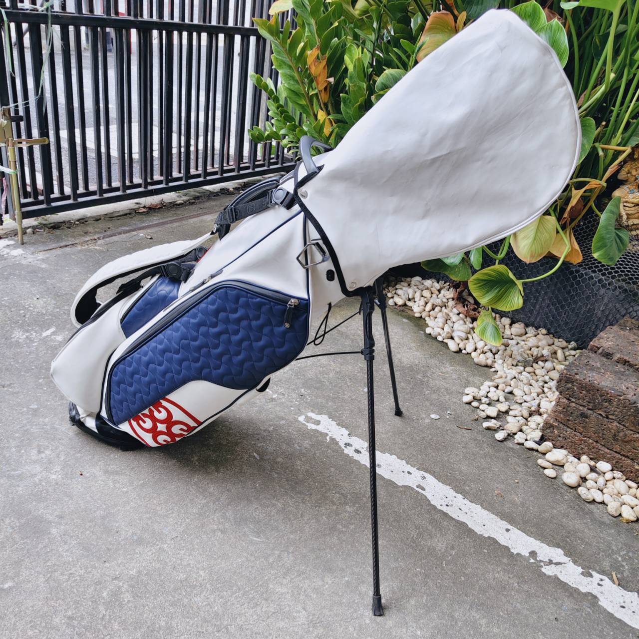 ถุงกอล์ฟ G/FORE Transporter III มือสอง ของแท้ สภาพสวยมาก มีสายสะพายเปลี่ยนได้สองแบบ
