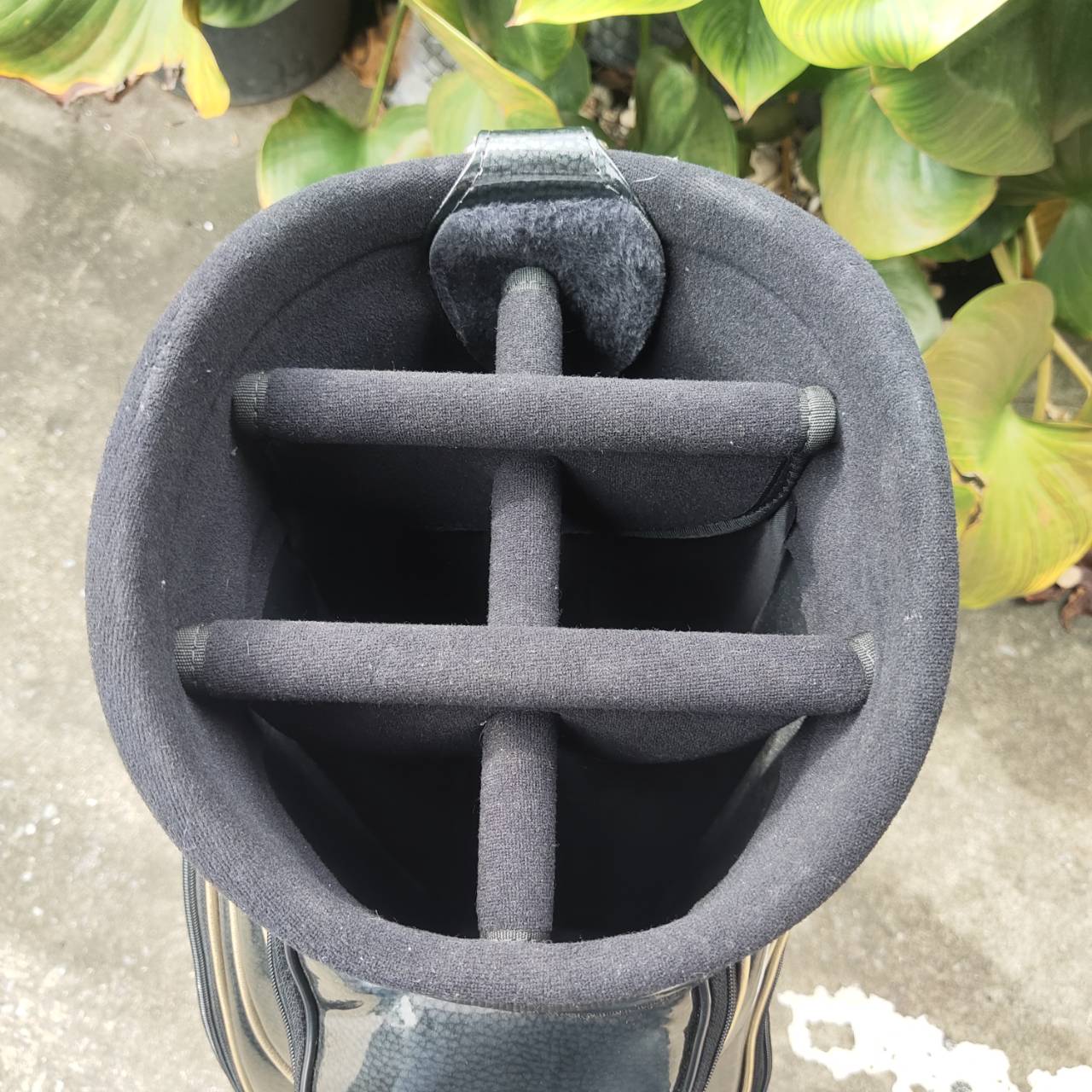 ถุงกอล์ฟ SCG มือสอง ใช้น้อยมากๆ ถุงหนังแก้ว สวยหรูหรา ดูดีมากค่ะ เป็นถุง TOUR ใบใหญ่ ใส่ของได้จุกๆ