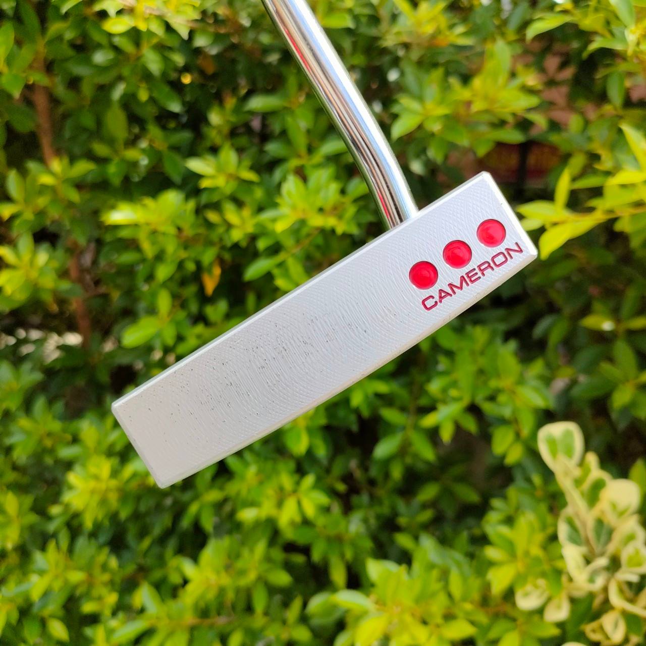 PUTTER SCOTTY CAMERON STUDIO SELECT KOMBI MID เส้นเล็งสีแดงรูปตัว T มีคอนทราสต์สูง HIGH M.O.I.