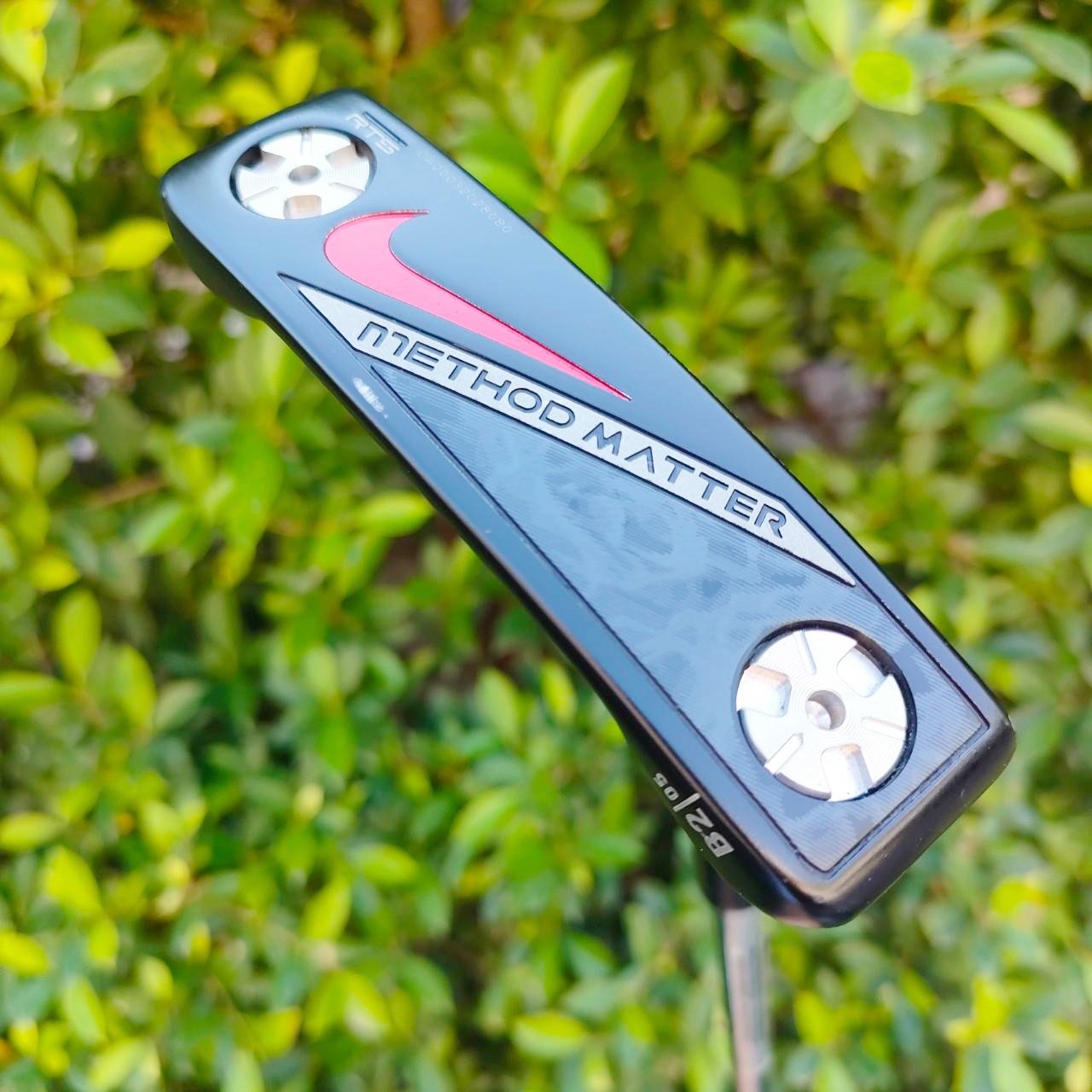 PUTTER NIKE METHOD MATTER B205 ความยาว 34 นิ้ว น้ำหนักดีมาก สภาพสวยงาม มีการถ่วงบล๊านซ์ในส่วนบนและล่าง ใช้วัสดุพรีเมี่ยมมาก ไม่แพ้ CAMERON ไม้กอล์ฟมือสอง ของแท้ BY NakaraLuxurious